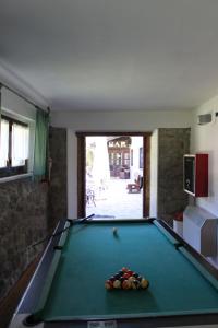アッバディーア・サン・サルヴァトーレにあるHotel La Croceの部屋の中央のビリヤード台