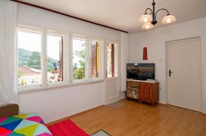TV a/nebo společenská místnost v ubytování House Mirella