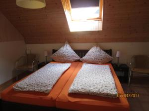 um quarto com 2 camas e uma janela em Ferienwohnung Hück em Lind