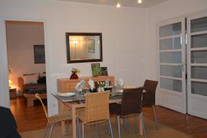 una sala da pranzo con tavolo e sedie di Appartement Saint-Malo Intra Muros a Saint Malo