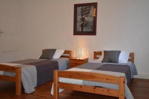 a bedroom with two beds and a lamp on a table at Appartement Saint-Malo Intra Muros in Saint Malo