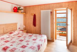 Letto o letti in una camera di Albergo Diffuso Sauris in Lateis