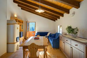una cucina e un soggiorno con tavolo e divano di Albergo Diffuso Sauris in Lateis a Lateis