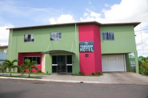 um edifício com um vermelho branco e verde em Cemarim Hotel em Catalão