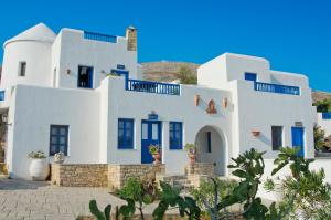 Casa blanca con puertas y ventanas azules en Pegados Apartments, en Chora Folegandros