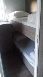 MeliskerkeにあるMinicamping Wisseの二段ベッド2組が備わる客室です。