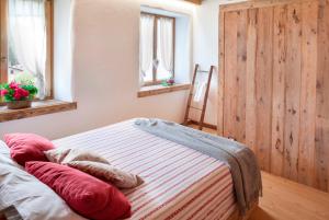 سرير أو أسرّة في غرفة في Albergo Diffuso Sauris in Sauris di Sotto