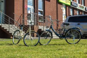 カリーニングラードにあるHostel 39 Regionの建物前の芝生に駐輪した自転車2台