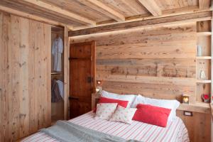 سرير أو أسرّة في غرفة في Albergo Diffuso Sauris in Sauris di Sotto