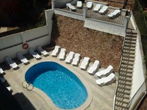 an aerial view of a swimming pool with lounge chairs and a swimming pool at Apartamento Puerto Blanes in Blanes