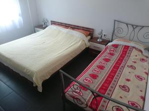1 Schlafzimmer mit 2 Betten und einem Bettrock in der Unterkunft Apartmani Bartolić in Biograd na Moru
