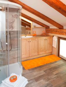 un bagno con doccia e lavandino di Albergo Diffuso Sauris in Sauris di Sotto a Sauris