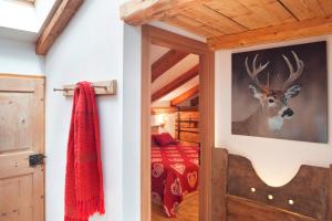 سرير أو أسرّة في غرفة في Albergo Diffuso Sauris in Sauris di Sotto