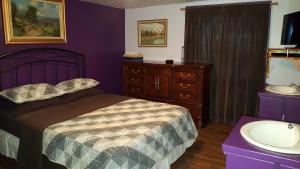 Ένα ή περισσότερα κρεβάτια σε δωμάτιο στο Nisku Guest House