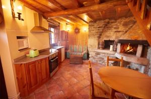 A kitchen or kitchenette at Casa Lamelas