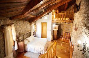 A bed or beds in a room at Casa Lamelas Még 20 kép