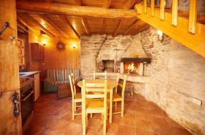 A kitchen or kitchenette at Casa Lamelas