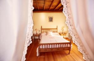 A bed or beds in a room at Casa Lamelas