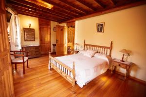 A bed or beds in a room at Casa Lamelas