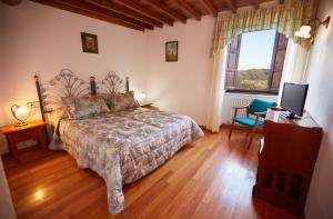 A bed or beds in a room at Casa Lamelas