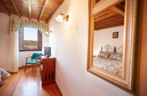 A bed or beds in a room at Casa Lamelas