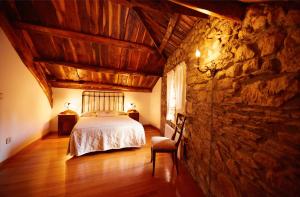A bed or beds in a room at Casa Lamelas