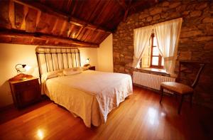 A bed or beds in a room at Casa Lamelas