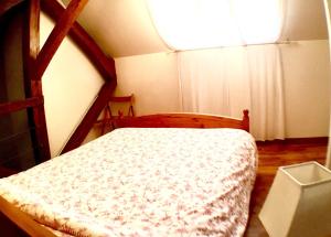 1 dormitorio con 1 cama en una habitación con ventana en Lumières B&B, en Lille
