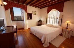 A bed or beds in a room at Casa Lamelas