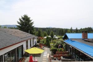 una vista aérea de un edificio con una sombrilla amarilla en Timberlodge RV & Campground en Port Alberni