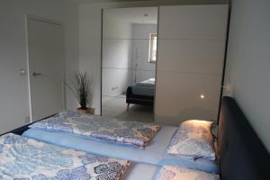 two beds in a room with a mirror at Jakob8 in Blieskastel
