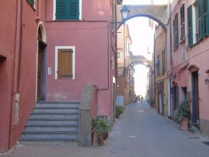 an alley with stairs and an archway in a city at La casa sul mare in Riva Ligure