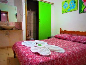 1 dormitorio con 1 cama con toallas en Aracy Paraty, en Paraty