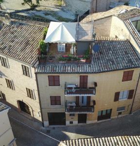 Una vista aérea de un edificio con una tienda blanca. en B&B Camilla, en Montecosaro