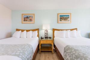 Ein Bett oder Betten in einem Zimmer der Unterkunft Ramada Plaza by Wyndham Nags Head Oceanfront