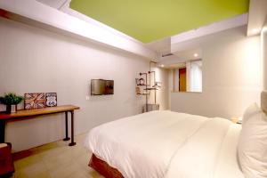Rúm í herbergi á Tourism Inn
