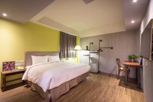 Rúm í herbergi á Tourism Inn