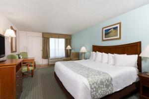 Ein Bett oder Betten in einem Zimmer der Unterkunft Ramada Plaza by Wyndham Nags Head Oceanfront