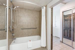 Ein Badezimmer in der Unterkunft Ramada Plaza by Wyndham Nags Head Oceanfront