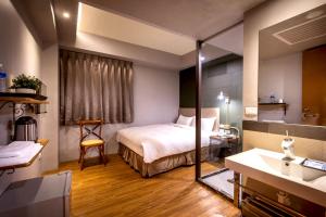 Rúm í herbergi á Tourism Inn