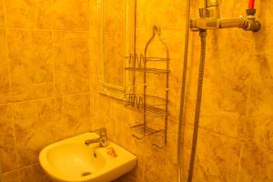 une salle de bain avec lavabo et douche dans l'établissement Umah Bukit House, à Uluwatu