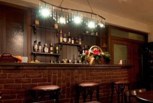 een bar met wat krukken in een restaurant bij Akrolimnia in Kalyvia