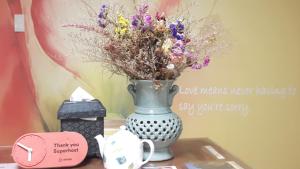 wazon z kwiatami na stole w obiekcie Lydia Craft Guesthouse w Seulu