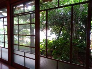 une fenêtre ouverte avec vue sur la forêt dans l'établissement Ichie, à Tanabe