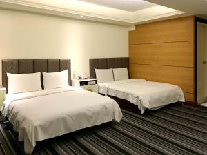 Posteľ alebo postele v izbe v ubytovaní Zaw Jung Business Hotel
