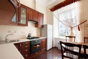 O bucătărie sau chicinetă la Classic apartment in Deribasovskay