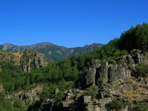 a view of a mountain with trees and rocks at Apartamento La Muralla in Miranda del Castañar