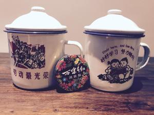 Nostalgia Hotel Zhangjiakou- Near The Grass Skyline, Dajingmen, 20 minutes away from Zhangjiakou High-speed Railway Station, Free ice cream, mineral water, coffee, snacks and laundry service, English communication well的咖啡和沏茶工具
