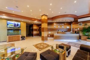 Un vestíbulo de un hotel con recepción en Hotel Alisa, en Pavel Banya