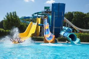 Bazén v ubytovaní Park Inn by Radisson Sarvar Resort & Spa - All Inclusive alebo v jeho blízkosti